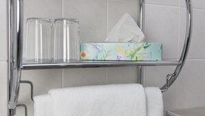 Standard Twin Room, Private Bathroom | Bathroom | Deep soaking tub, free toiletries, hair dryer, towels - Der kleine Nachbar (Gotha)