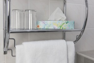 Habitación estándar con 2 camas individuales, baño privado | Baño | Bañera profunda y artículos de higiene personal gratuitos