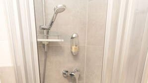 Standard Double Room, Private Bathroom | Bathroom | Deep soaking tub, free toiletries, hair dryer, towels - Der kleine Nachbar (Gotha)
