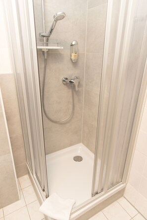 Double Room | Bathroom | Deep-soaking bathtub, free toiletries, hair dryer, towels - Der kleine Nachbar (Gotha)