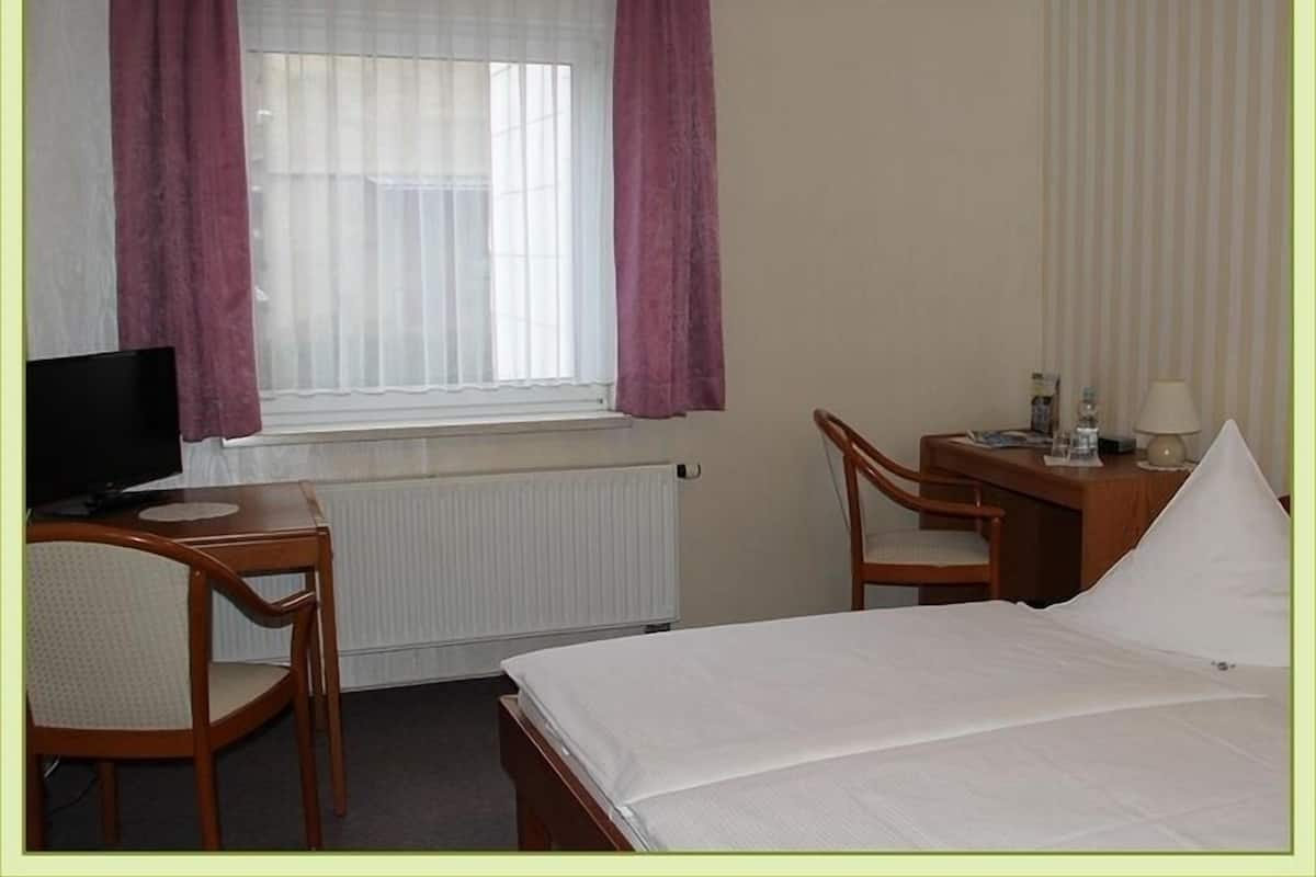 Single Room | Desk, free WiFi, bed sheets