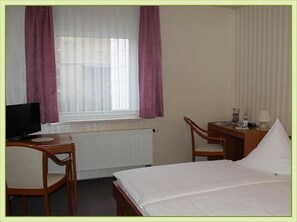 Single Room | Desk, free WiFi, bed sheets - Der kleine Nachbar (Gotha)