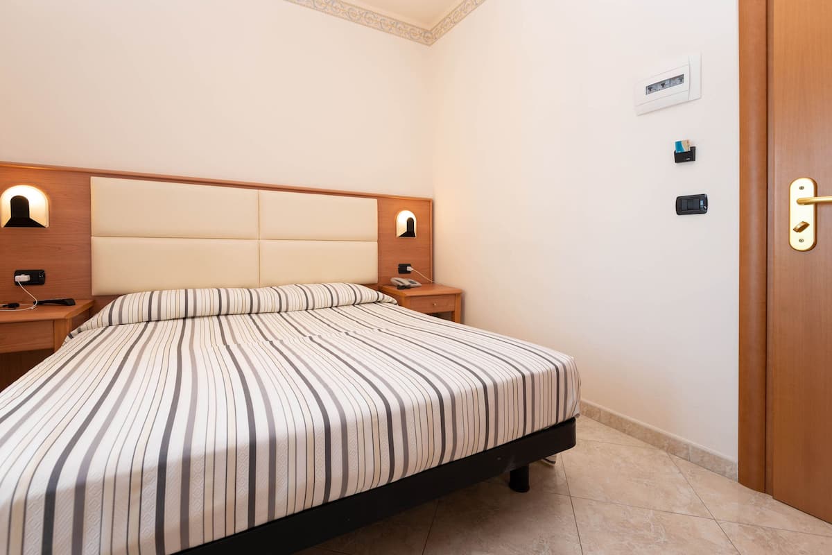 Camera doppia, 1 letto queen, non fumatori | Una cassaforte in camera, una scrivania, tende oscuranti, Wi-Fi gratuito