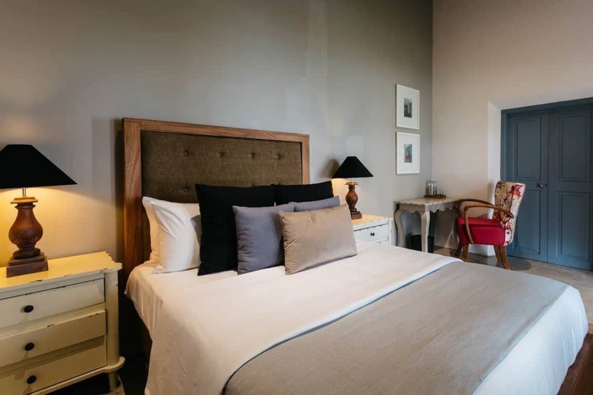 Caja de seguridad en la habitación y decoración personalizada