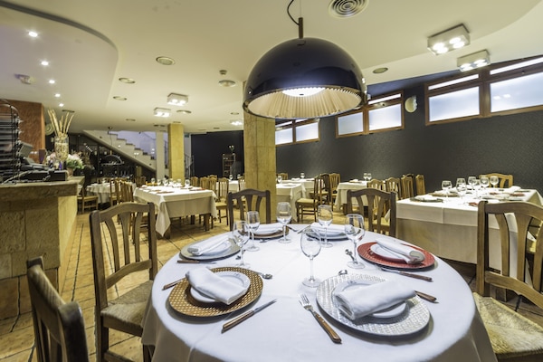 Sarapan, makan tengah hari dan sarapan lewat pagi dihidangkan