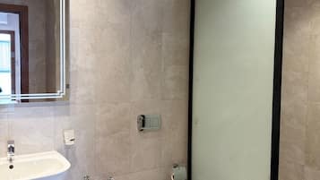 Doppelzimmer | Badezimmer | Komfortbadewanne, kostenlose Toilettenartikel, Handtücher