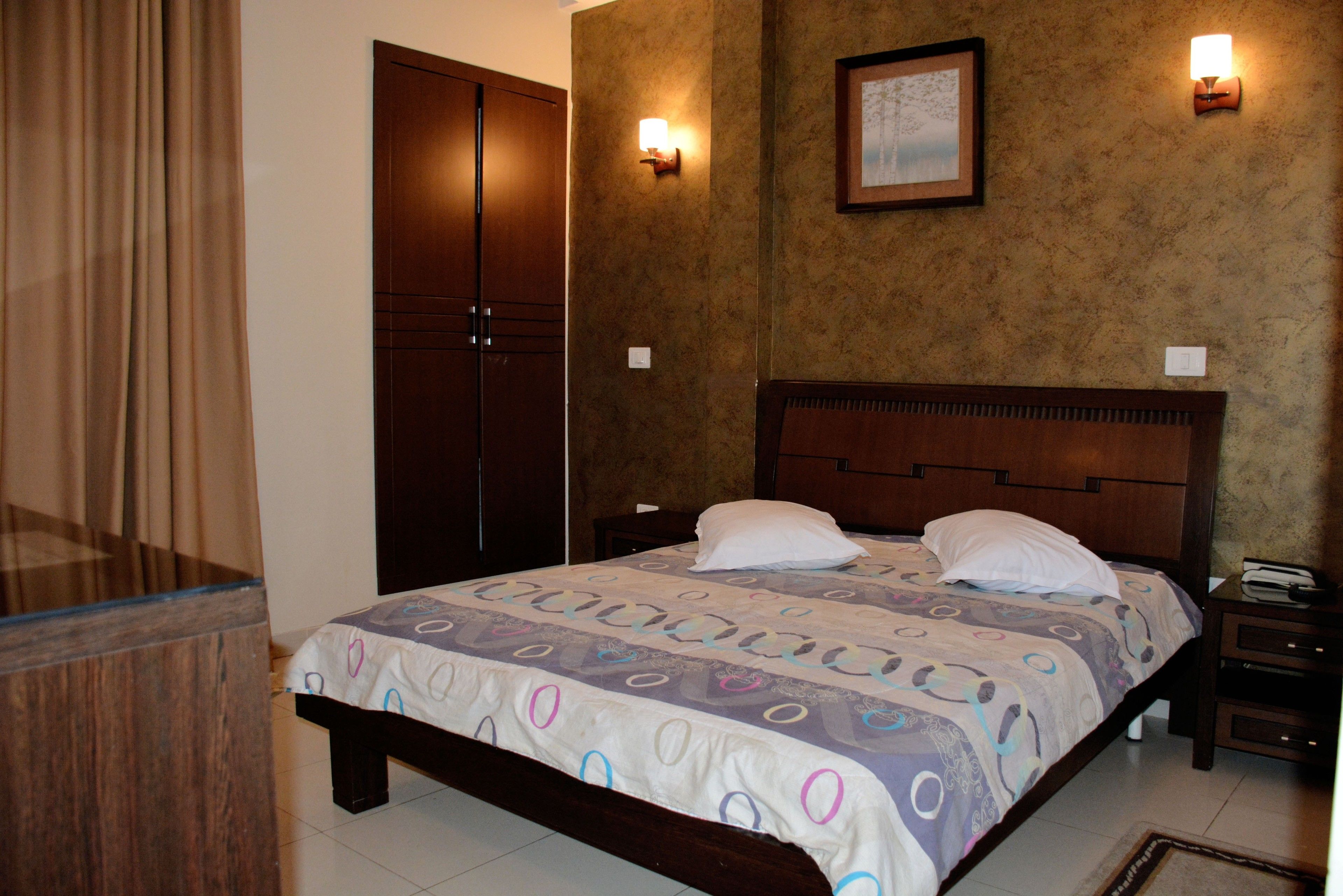 Habitación individual | Escritorio, cortinas opacas, tabla de planchar con plancha