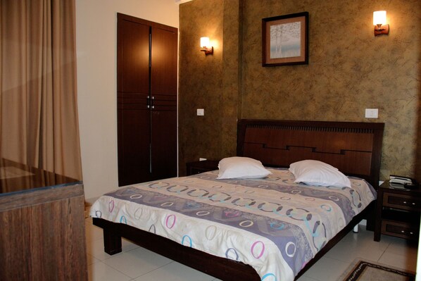 Enkelrum | Skrivbord, mörkläggningsgardiner och strykjärn/strykbräda