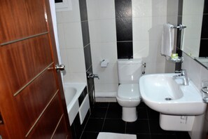 Triple Room | Bathroom | Deep-soaking bathtub, free toiletries, towels - Pacha Hotel (Sfax)