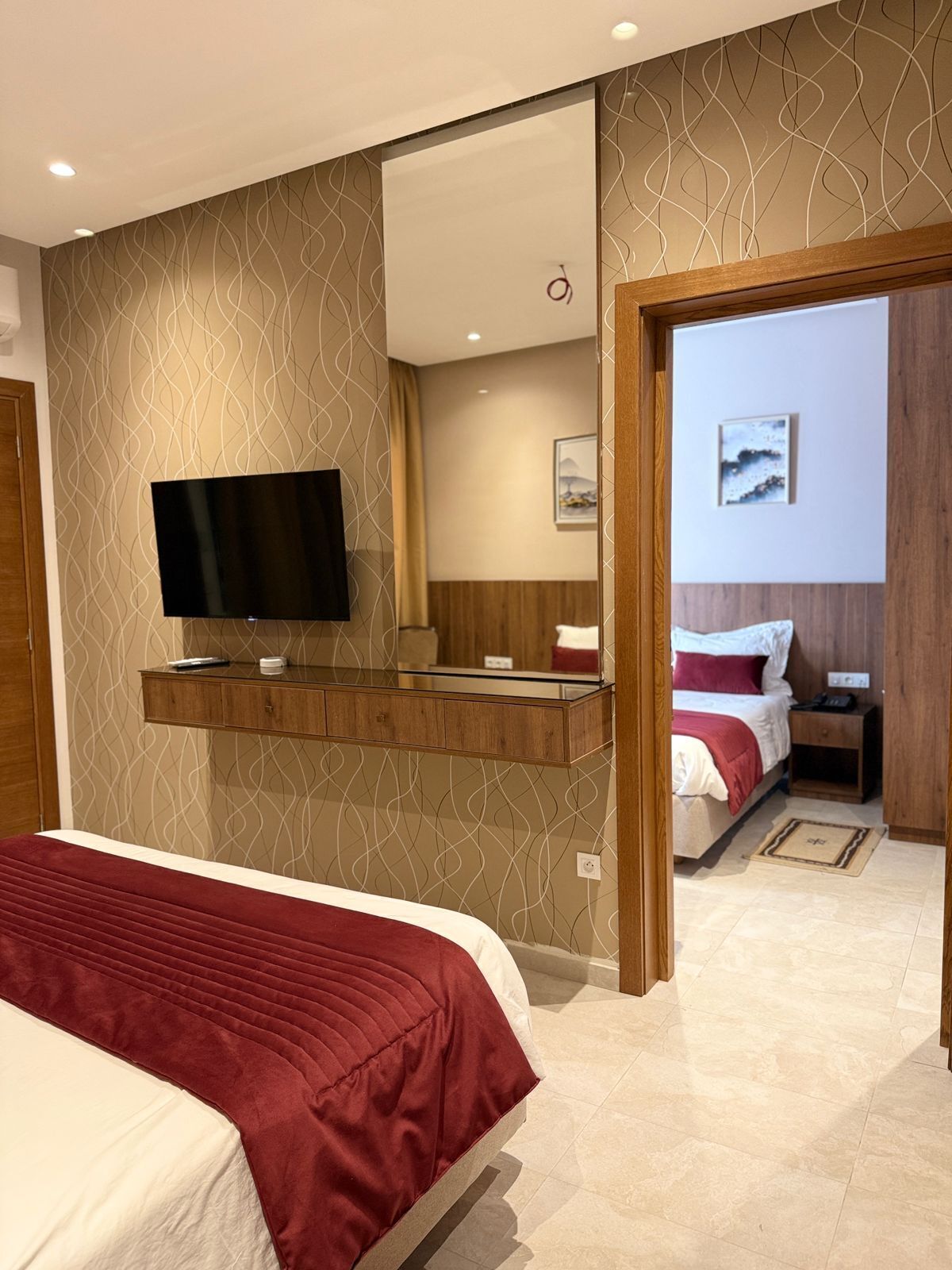 Escritorio, cortinas blackout y tabla de planchar con plancha 