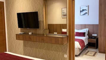 Escritorio, cortinas blackout y tabla de planchar con plancha