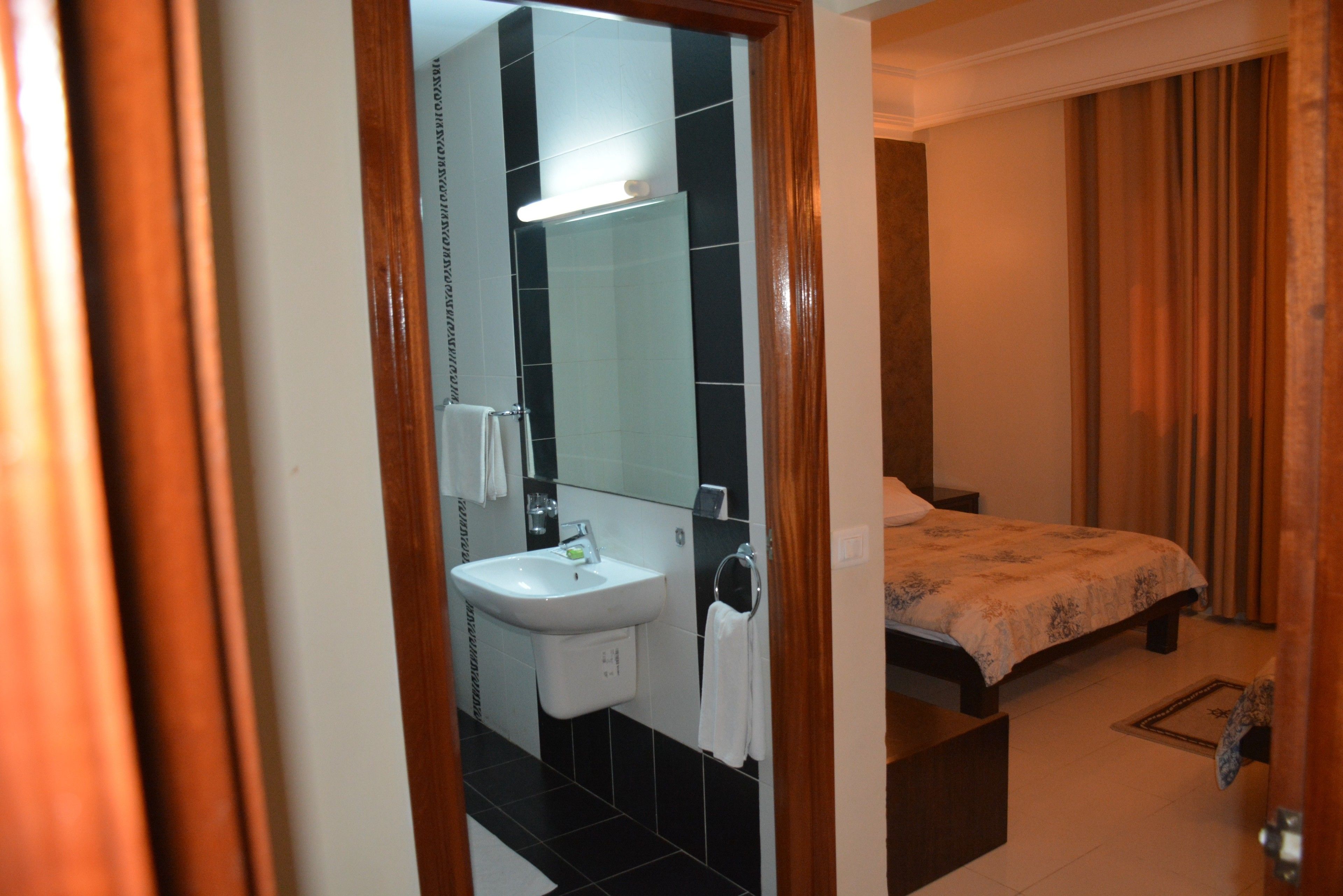 Habitación individual | Baño | Tina profunda, amenidades de baño gratuitas, toallas 