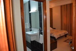 Phòng đơn | Phòng tắm | Bồn tắm ngâm, đồ dùng nhà tắm miễn phí, khăn tắm