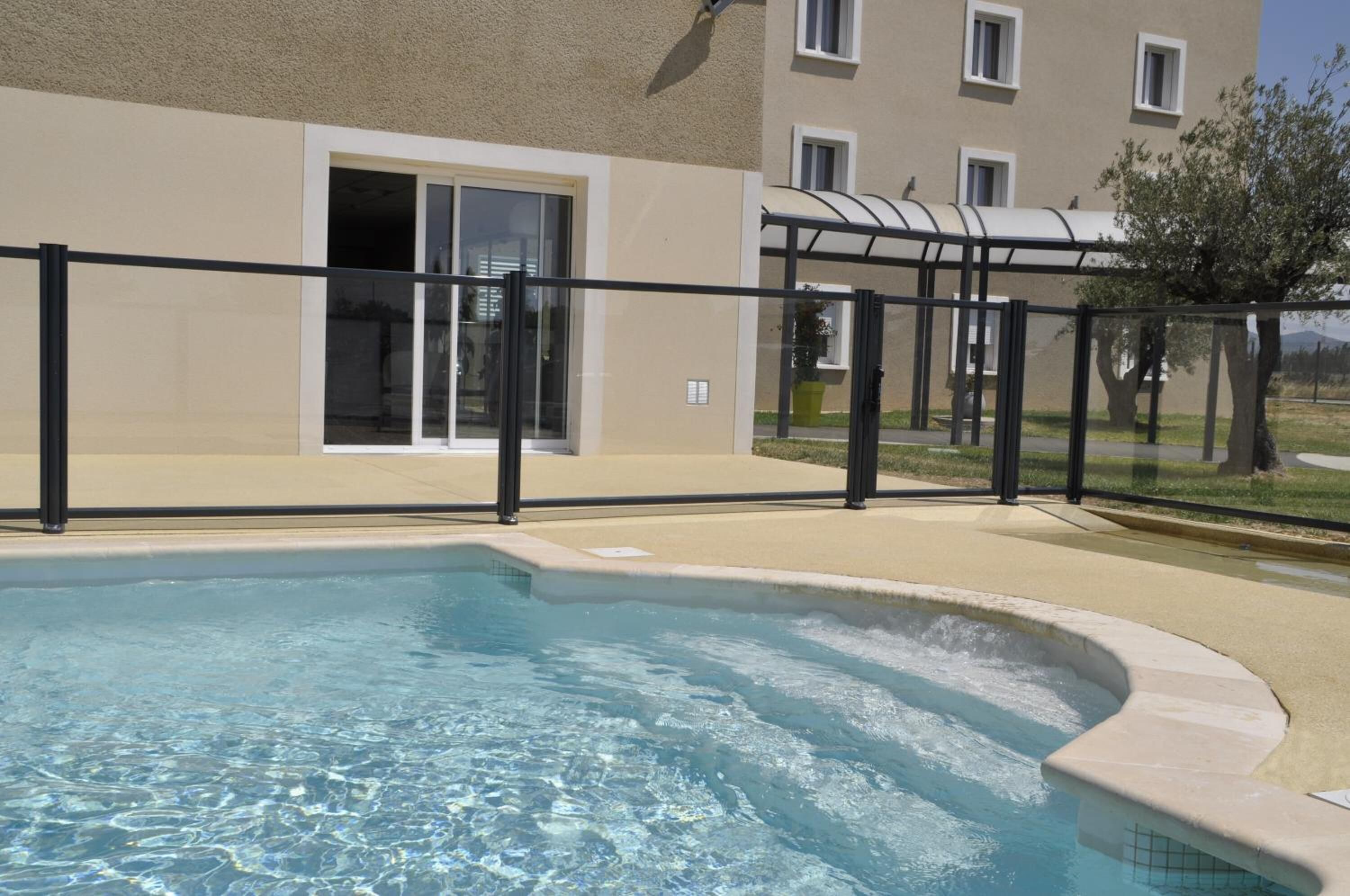 Sesongbasert utendørsbasseng og solsenger