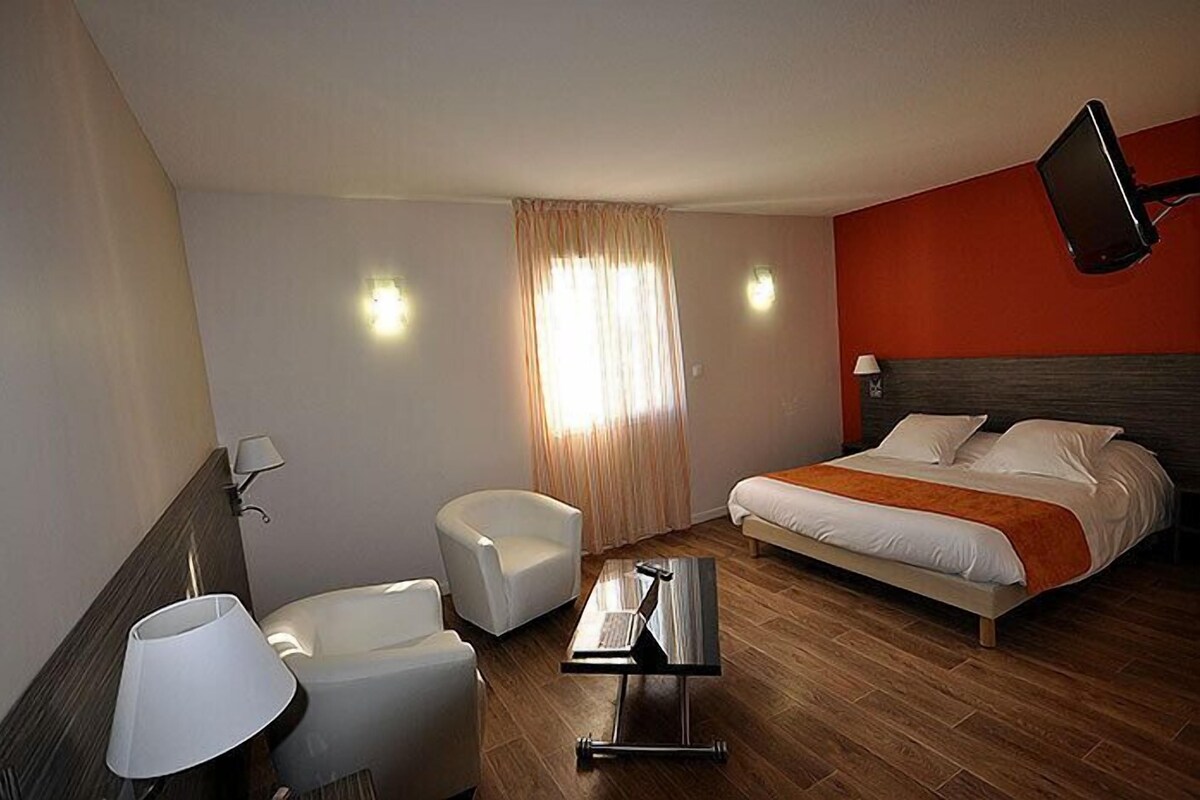 Premium bedding, desk, blackout drapes, soundproofing