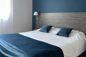 Dobbeltrom – comfort, ikke-røyk | Sengetøy av topp kvalitet, skrivebord, blendingsgardiner og lydisolert