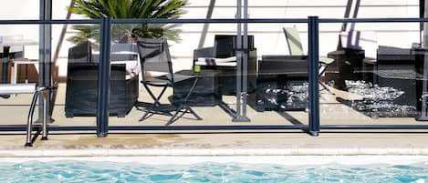 Piscina stagionale all'aperto, lettini