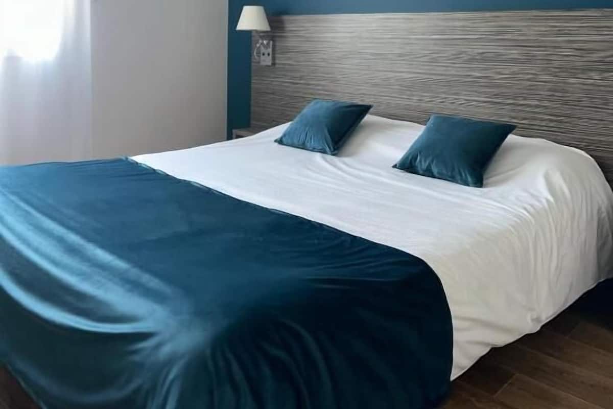 Premium bedding, desk, blackout drapes, soundproofing