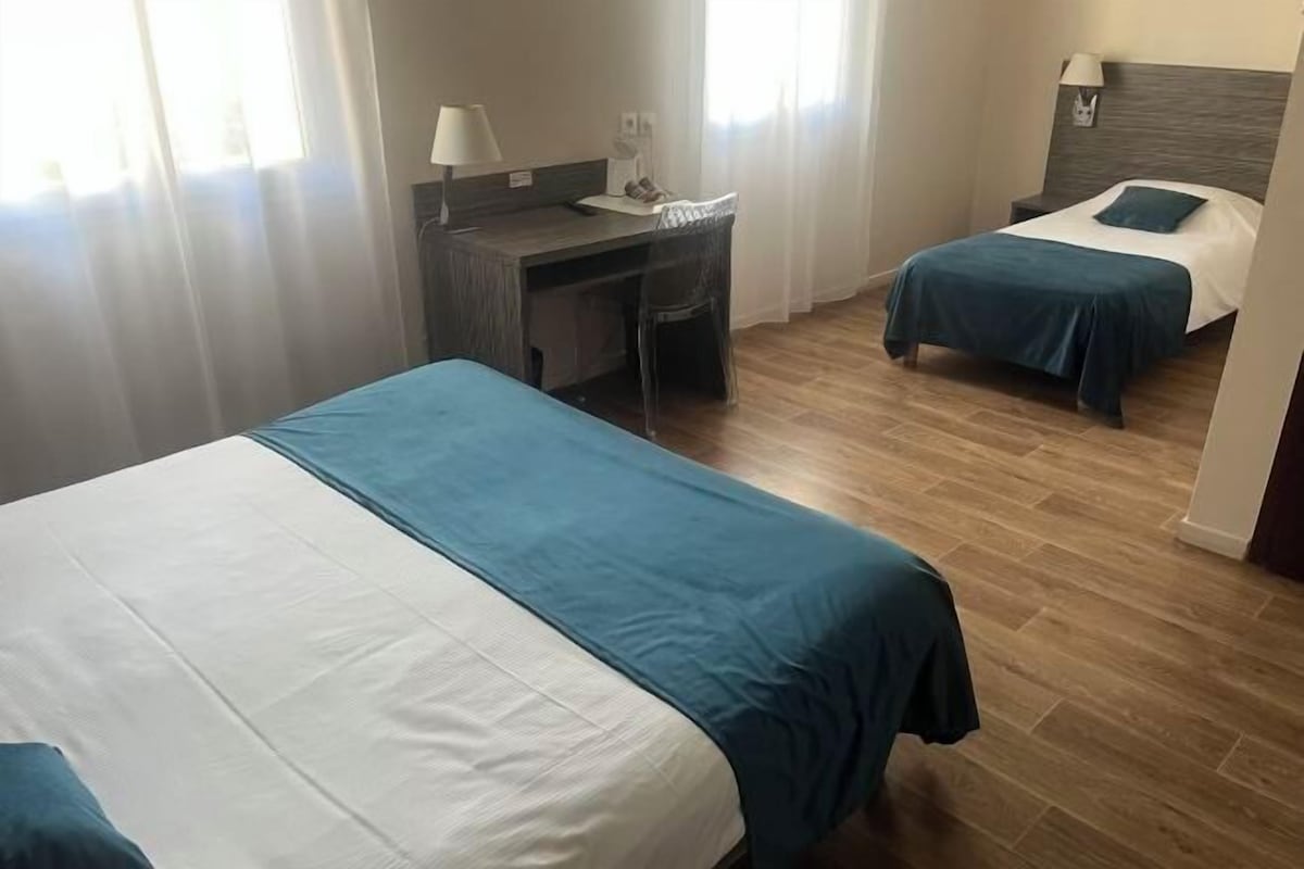 Ylelliset vuodevaatteet, työpöytä, pimennysverhot, äänieristys