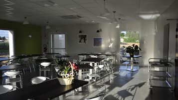 Desayuno buffet diario (EUR 15 por persona)