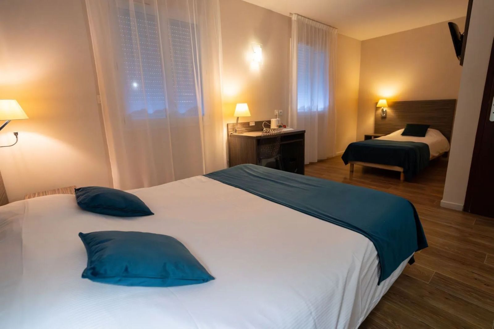 Ropa de cama de alta calidad, escritorio y cortinas blackout 