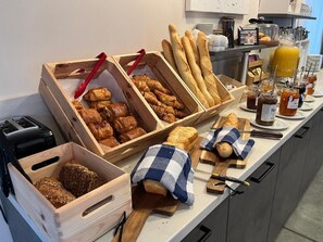 Desayuno buffet diario (EUR 15 por persona)