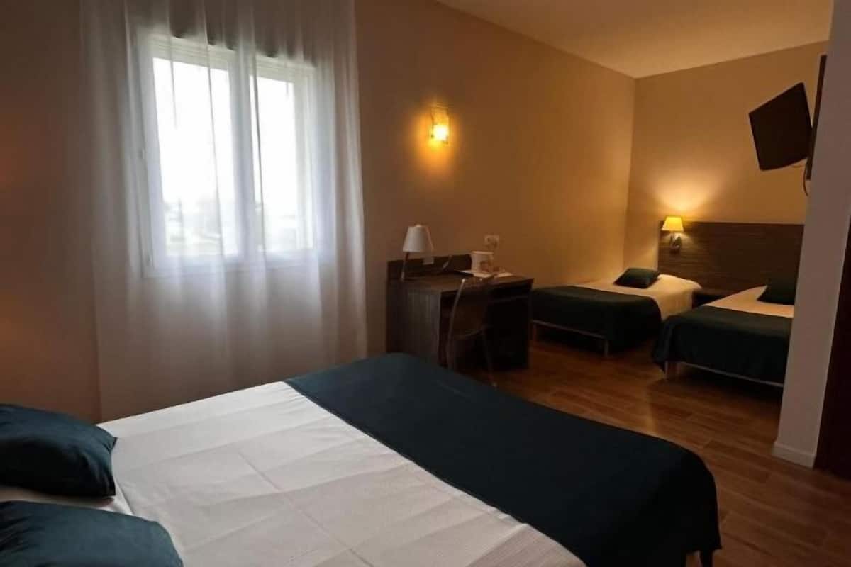 Peralatan tempat tidur premium, meja, langsir/tirai gelap terus