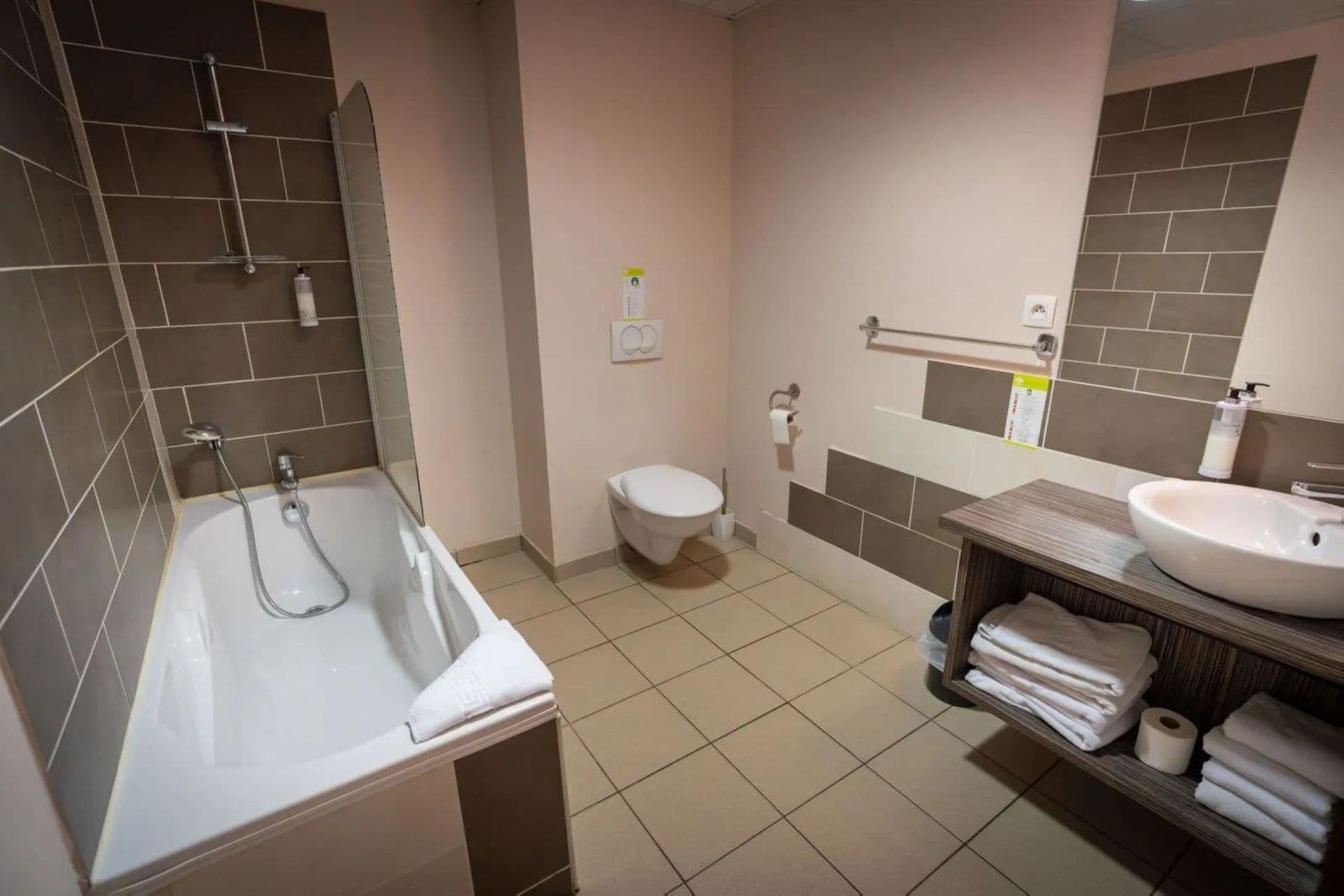 Ein Badezimmer mit Badewanne, Toilette und Waschbecken.