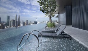 Outdoor pool - Zen Home Expressionz Suites (Kuala Lumpur)