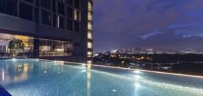 Outdoor pool - Zen Home Expressionz Suites (Kuala Lumpur)