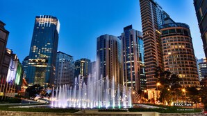 A cityscape with modern high-rise buildings and a fountain at KLCC Park. - Zen Home Expressionz Suites (Kuala Lumpur)