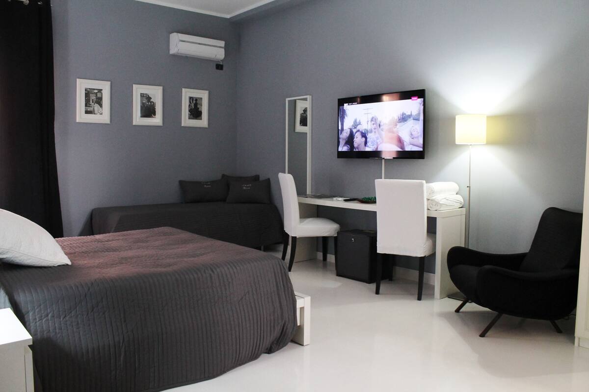 Suite | Minibar, blackout curtains, iron/ironing board, free WiFi