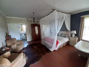 Luxury-Ferienhaus, 1 Schlafzimmer (Room 4 Honeymoon suite) | Zimmersafe, individuell dekoriert, individuell eingerichtet