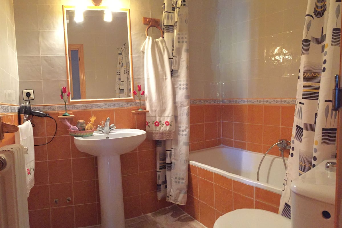 Badewanne, kostenlose Toilettenartikel, Haartrockner, Handtücher