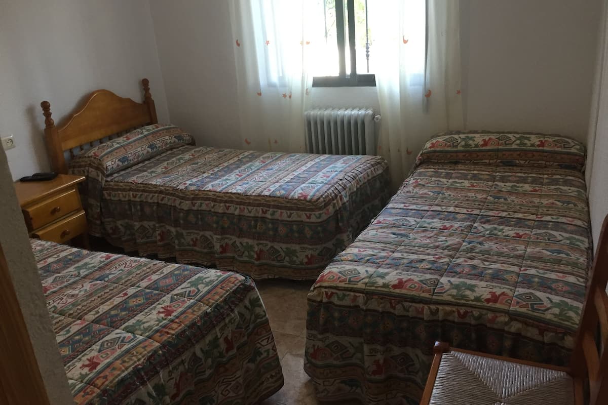 triple room | free wifi, bed sheets