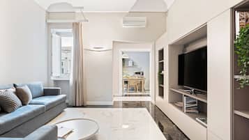 Apartment, 1 Bedroom, Balcony | Ruang tamu | TV skrin rata