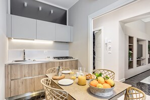 Leilighet, 1 soverom, balkong | Spiseområde på rommet