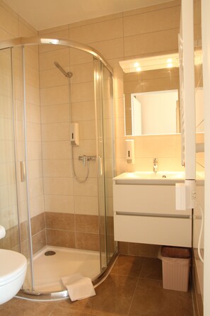 Bathroom shower - Wego Hotel (Vuadens)
