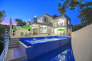 Outdoor pool, pool umbrellas, pool loungers - Aldora Villa (Kas)
