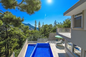 Outdoor pool, pool umbrellas, sun loungers - Aldora Villa (Kas)