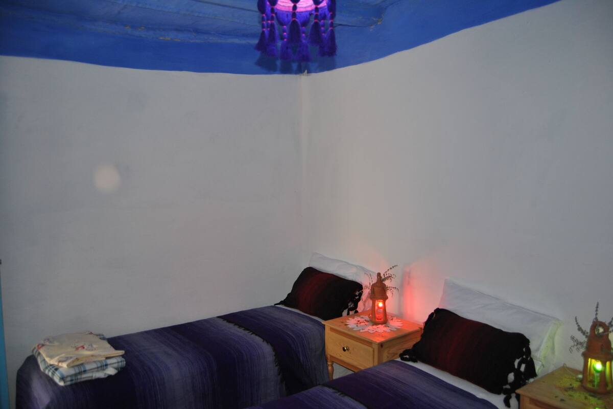 Habitación con 2 camas individuales | Cortinas blackout y ropa de cama