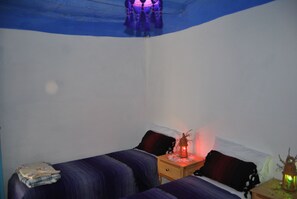 Habitación con 2 camas individuales | Cortinas blackout y ropa de cama 