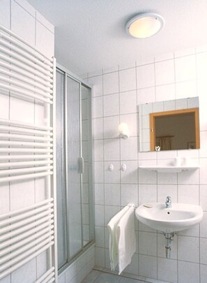 Chambre Double, balcon | Salle de bain | Douche