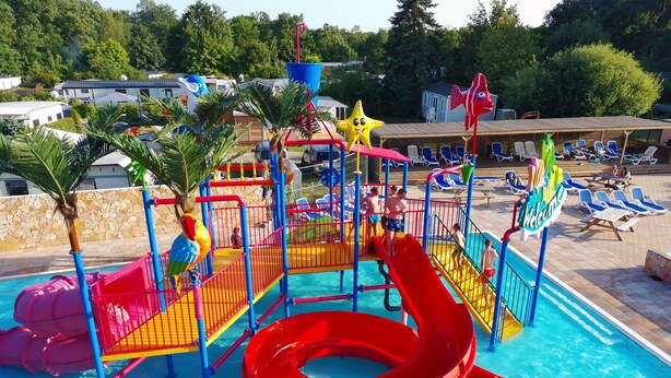 A water park with slides, a pool, and a 'Welcome' sign. - Eurocamp Spreewaldtor (Märkische Heide)