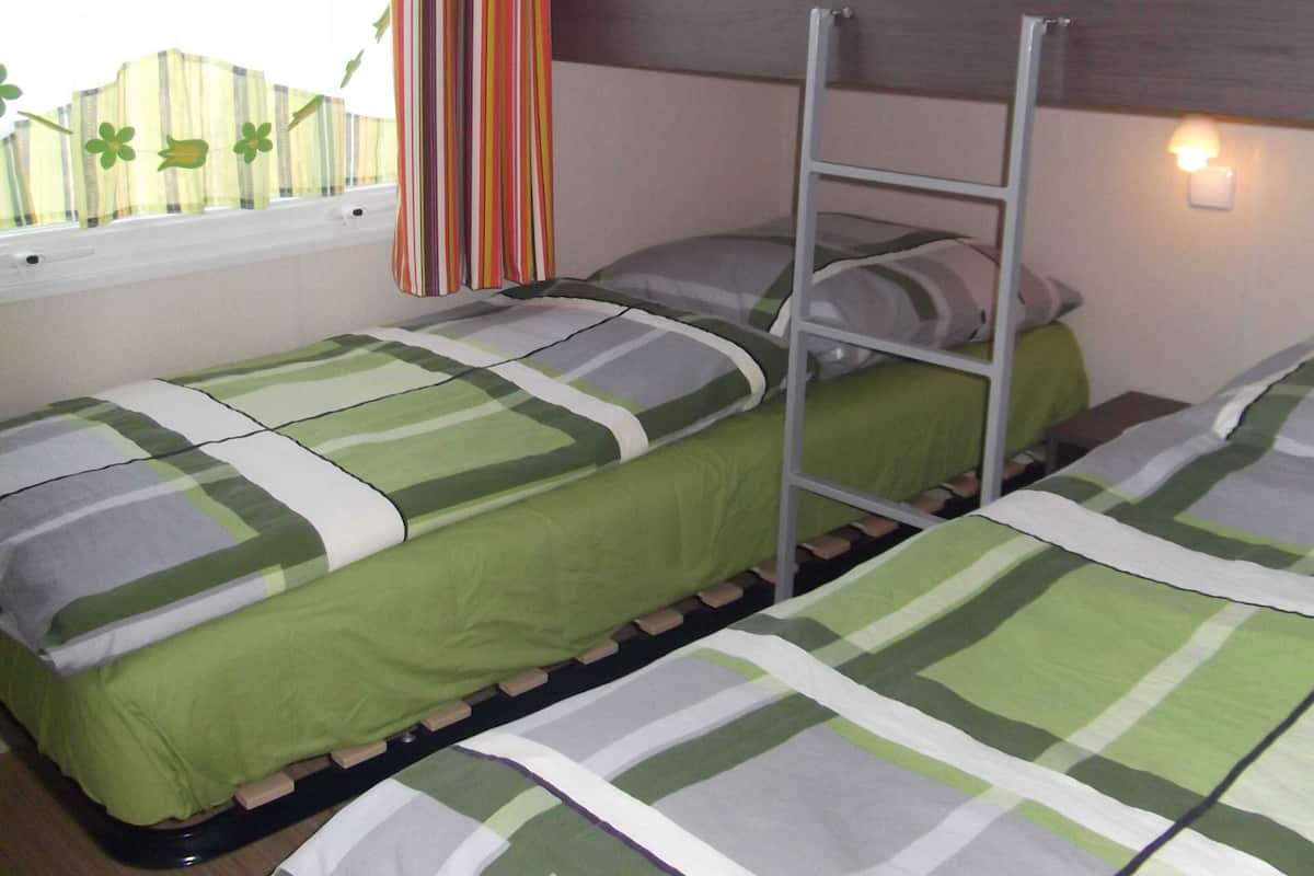 Mobil Karavan Standar | 2 kamar tidur, tirai kedap cahaya, tempat tidur bayi, dan Wi-Fi gratis