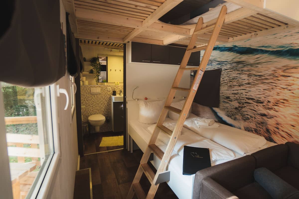 Kabin Desain | 2 kamar tidur, tirai kedap cahaya, tempat tidur bayi, dan Wi-Fi gratis