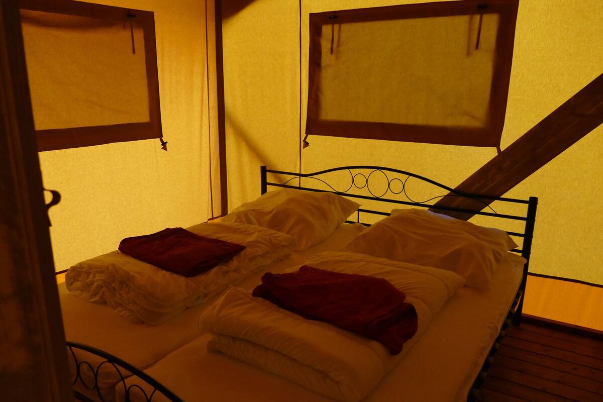 Tenda Deluks | 2 kamar tidur, tirai kedap cahaya, tempat tidur bayi, dan Wi-Fi gratis