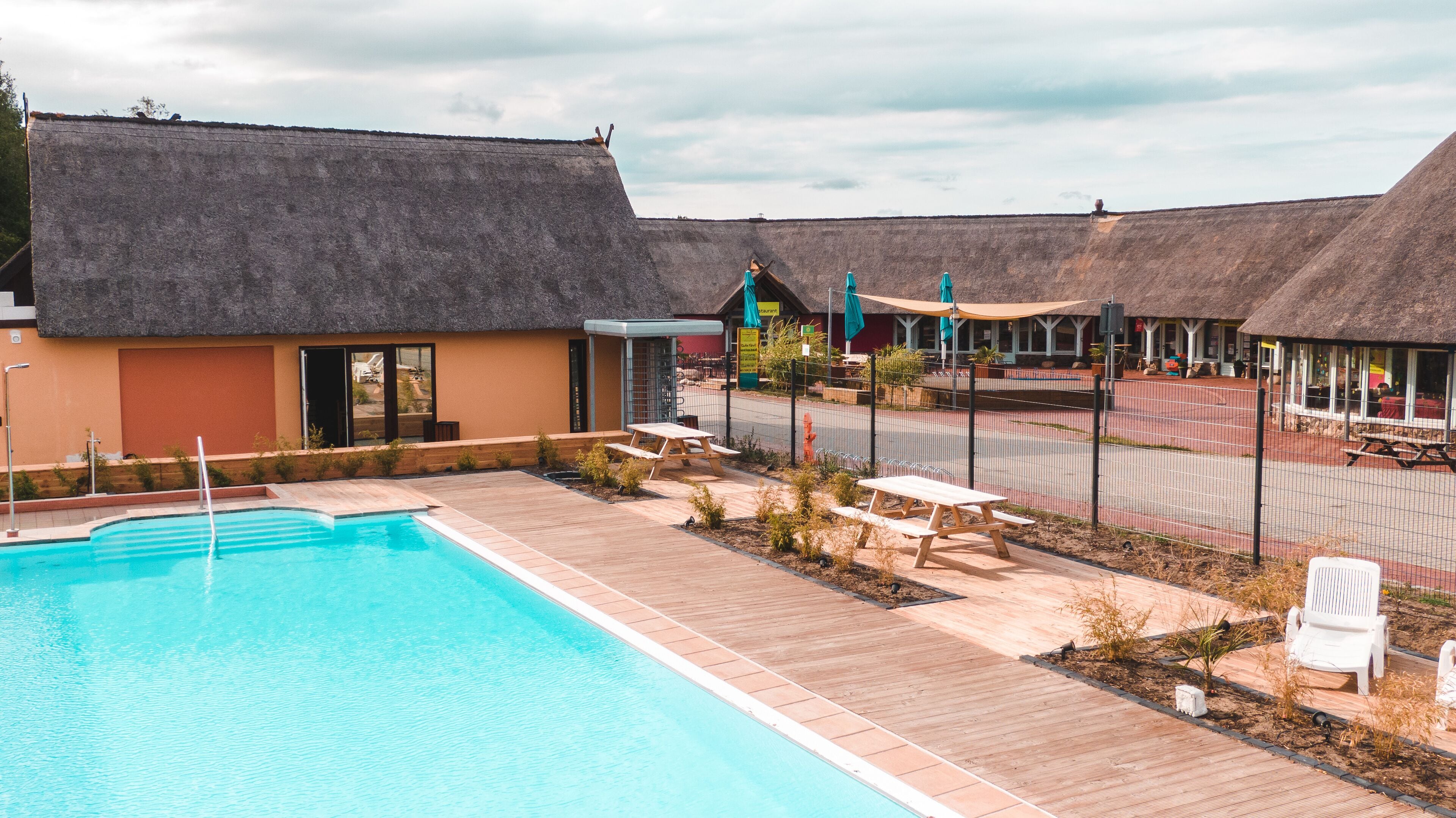 季節性室外泳池；10:00 至 17:00 開放；躺椅