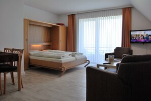 Familienapartment, Mehrere Betten, Nichtraucher | Wohnbereich | 42-Zoll-LED-Fernseher mit Kabelempfang, Fernseher