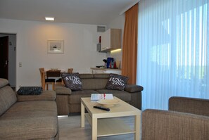 家庭公寓客房, 多張床, 非吸煙房 | 起居區 | 42-吋LED 液晶電視、有線頻道、電視